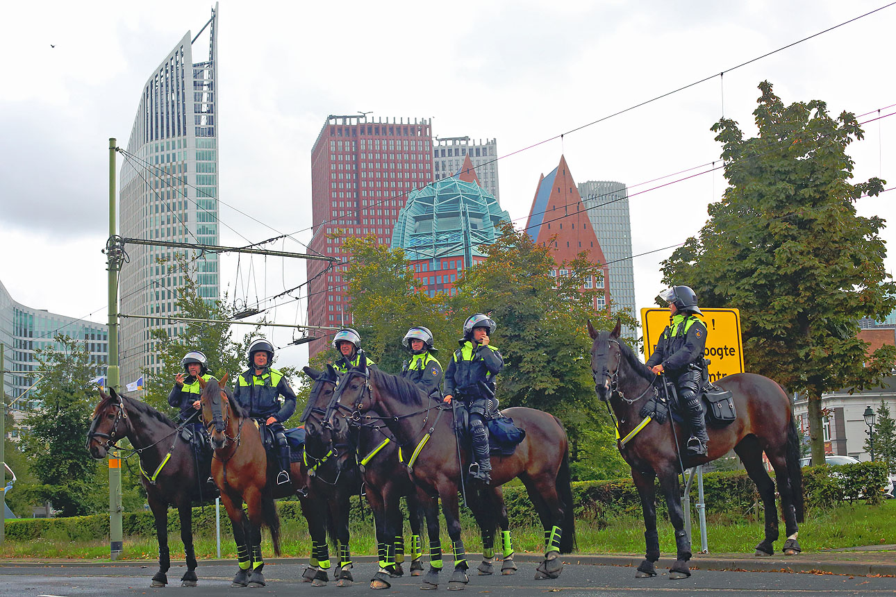 Politie op de been om protesterende boeren van het Binnenhof te weren. Den Haag, 1 oktober 2019