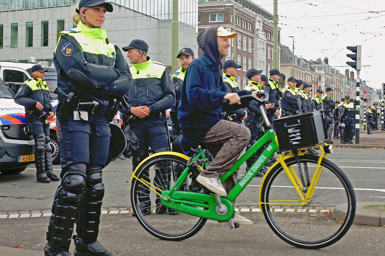 Politie op de been om protesterende boeren van het Binnenhof te weren. Den Haag, 1 oktober 2019