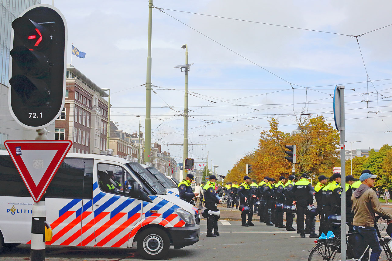 Politie op de been om protesterende boeren van het Binnenhof te weren. Den Haag, 1 oktober 2019