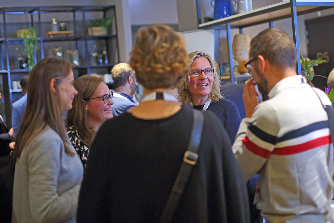 netwerkende bezoekers tijdens een congres - congresfotografie