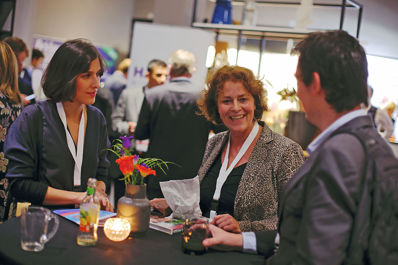 foto van netwerkende bezoekers op een congres