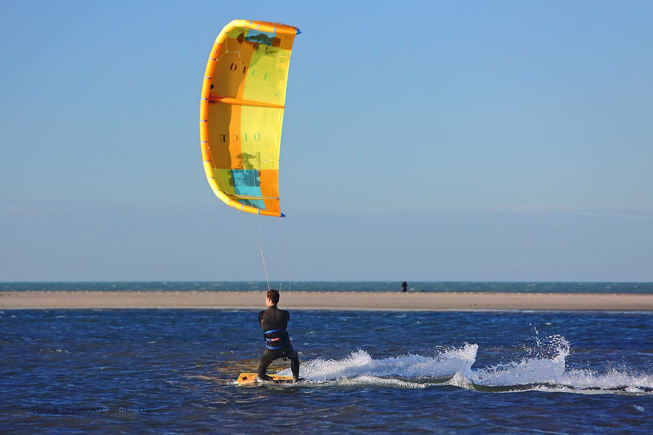 Strand stockfotos kitesurfers De Zandmotor kijkduin