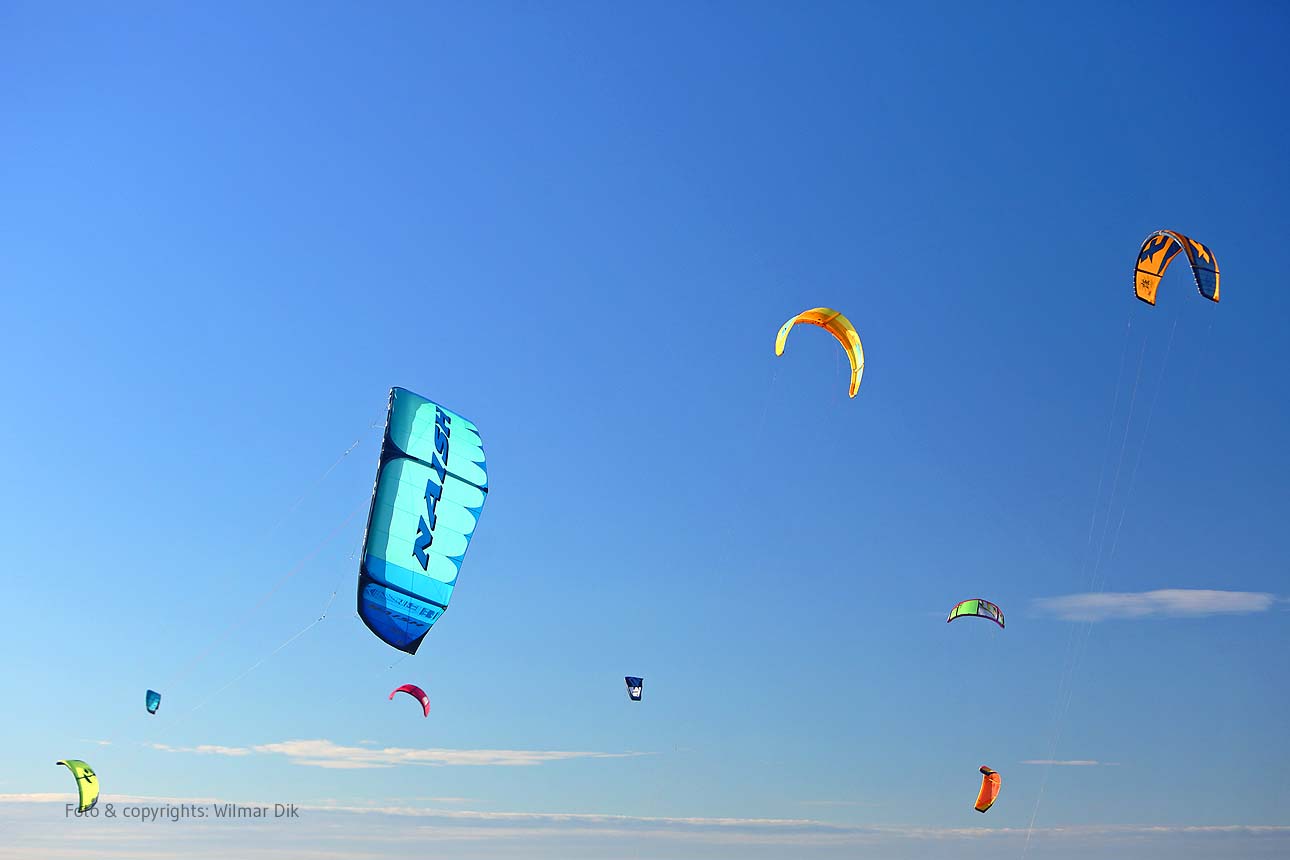 Strand stockfotos kitesurfers De Zandmotor kijkduin