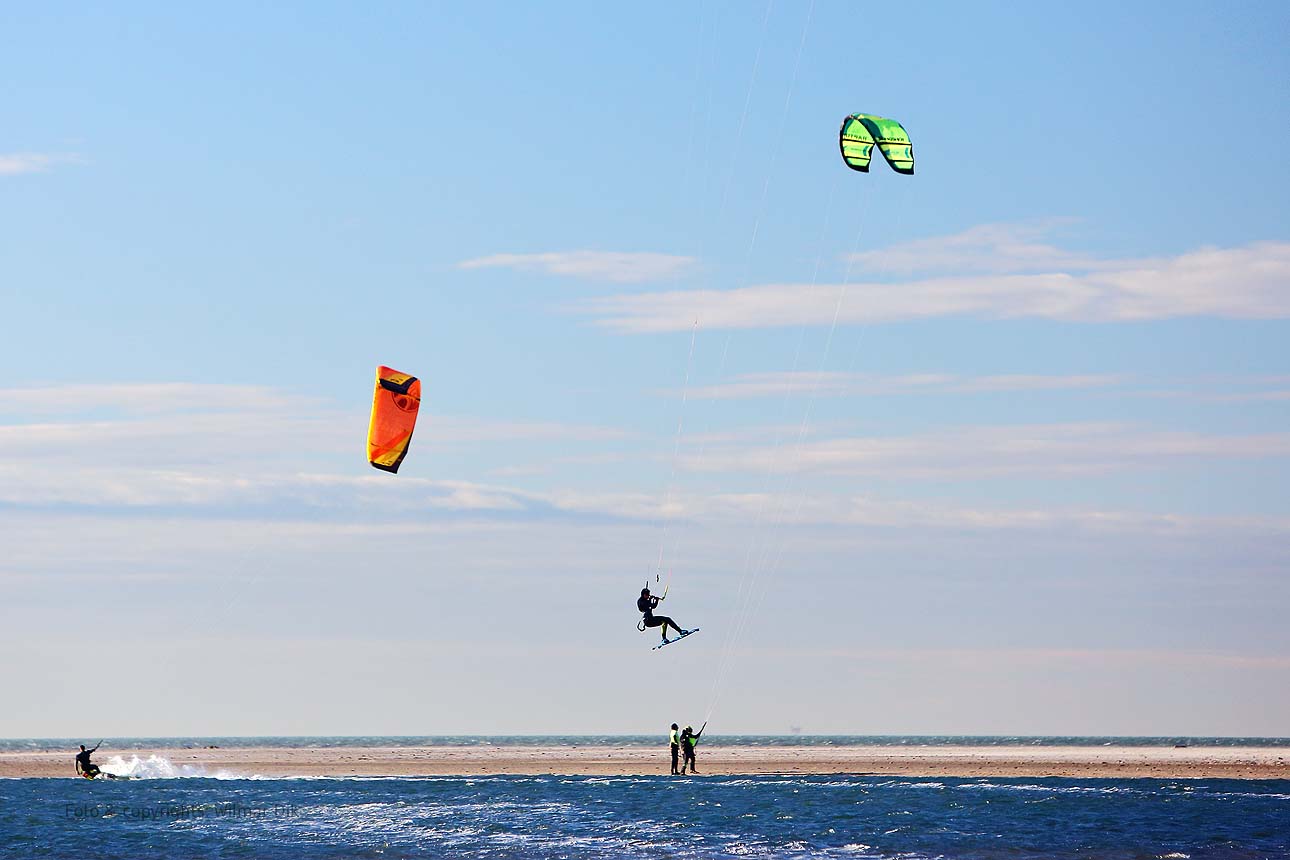 Strand stockfotos kitesurfers De Zandmotor kijkduin