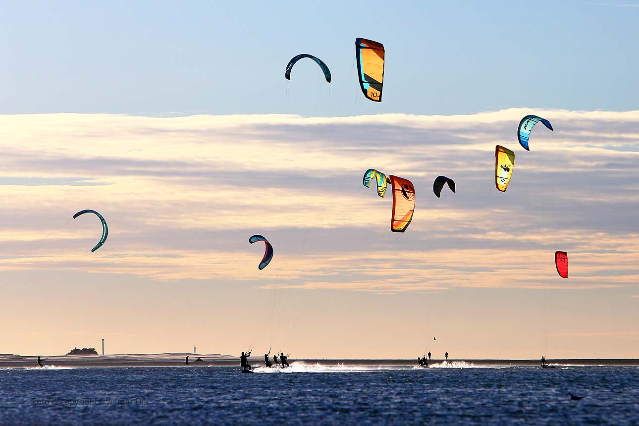 Strand stockfotos kitesurfers De Zandmotor kijkduin